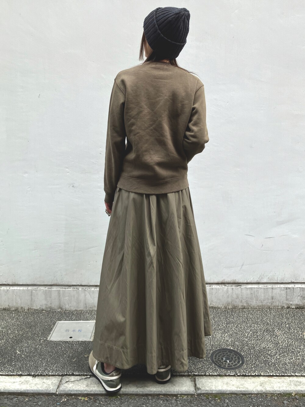「キャップ、カーキコーデ、マキシ丈ワンピース、スエット、スニーカーコーデ」｜「Flowering Koreaのニットキャップ（ニットキャップ/ビーニー、グレー系）」を使った、FR_staffさん（レディース・161cm）の春コーディネートの1枚目の写真