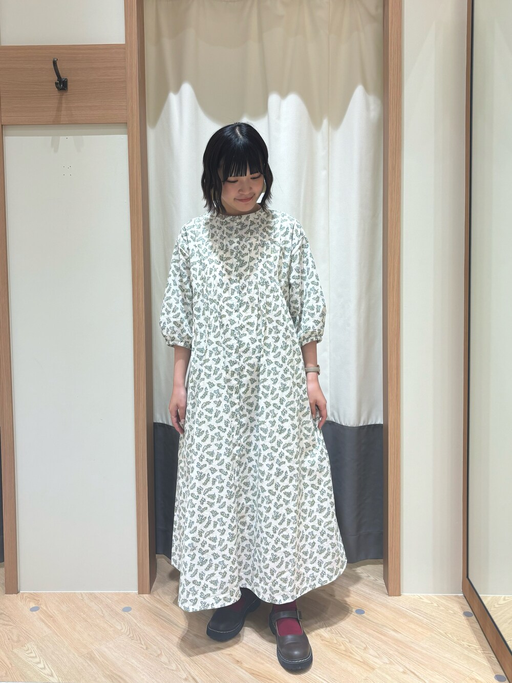 ホワイト系のワンピースを着用したレディースの夏コーディネートの1枚目の写真