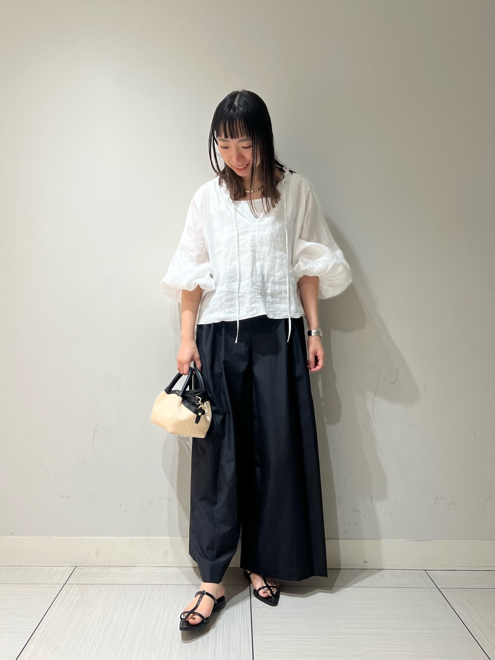 「オトナ女子、ゆるコーデ、ラクチンコーデ、デイリーカジュアル、シンプルスタイル、オトナカワイイ、モノトーン、ショート丈トップス、モノトーンコーデ、夏、リネン、リネンブラウス、ワイドパンツ、ワイドパンツ 黒」｜「NOLLEY’Sの《セットアップ対応》リネンフリル衿ブラウス（シャツ/ブラウス、ホワイト系）」を使った、Ishibashiさん（骨格ウェーブ・レディース・158cm）の春コーディネートの1枚目の写真