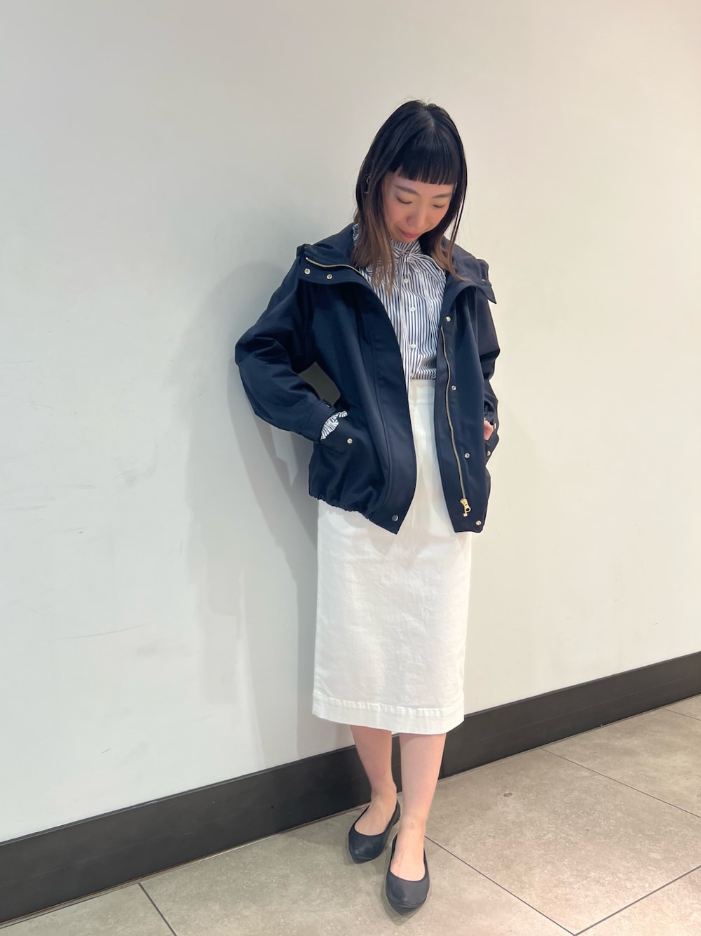 「シャツスタイル、オトナ女子、大人かわいい、キレイめカジュアル、初春コーデ、30代コーデ、キレイめ、デニムスカート」｜「NOLLEY’S Sophiのブロードフリルシャツ（シャツ/ブラウス、ホワイト系）」を使った、Ishibashiさん（骨格ウェーブ・レディース・158cm）の冬コーディネートの1枚目の写真