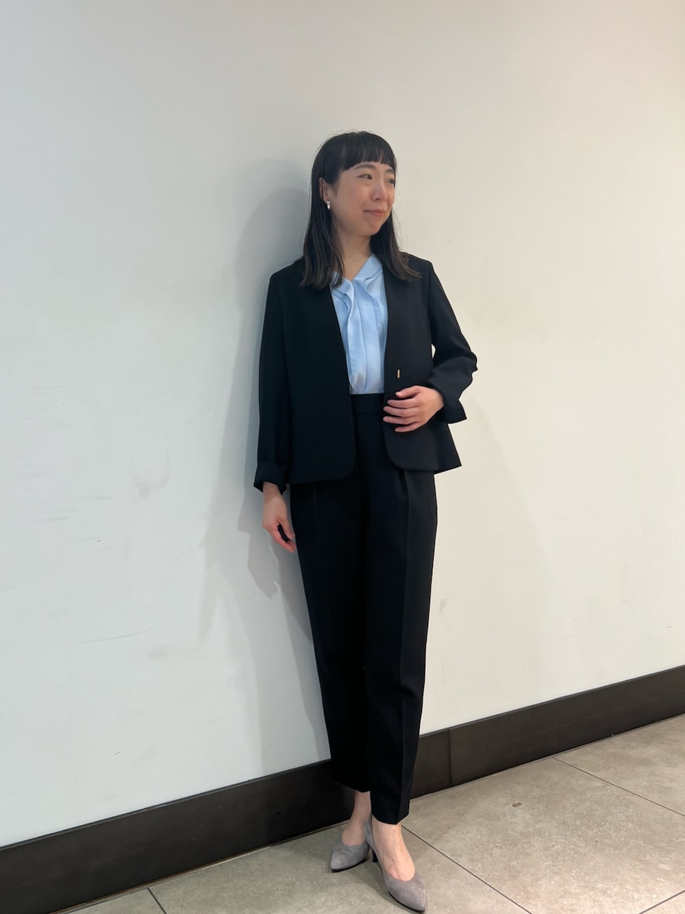 「ブラックコーデ、オトナ女子、大人ファッション、スーツ、スーツスタイル、スーツコーデ、ジャケット、ジャケットスタイル、ジャケットコーデ、通勤、通勤コーデ、通勤スタイル、お仕事、お仕事コーデ」｜「NOLLEY’S Sophiの《セットアップ対応》ウォッシャブル強撚タックパンツ（その他パンツ、ブラック系）」を使った、Ishibashiさん（骨格ウェーブ・レディース・158cm）の夏コーディネートの1枚目の写真