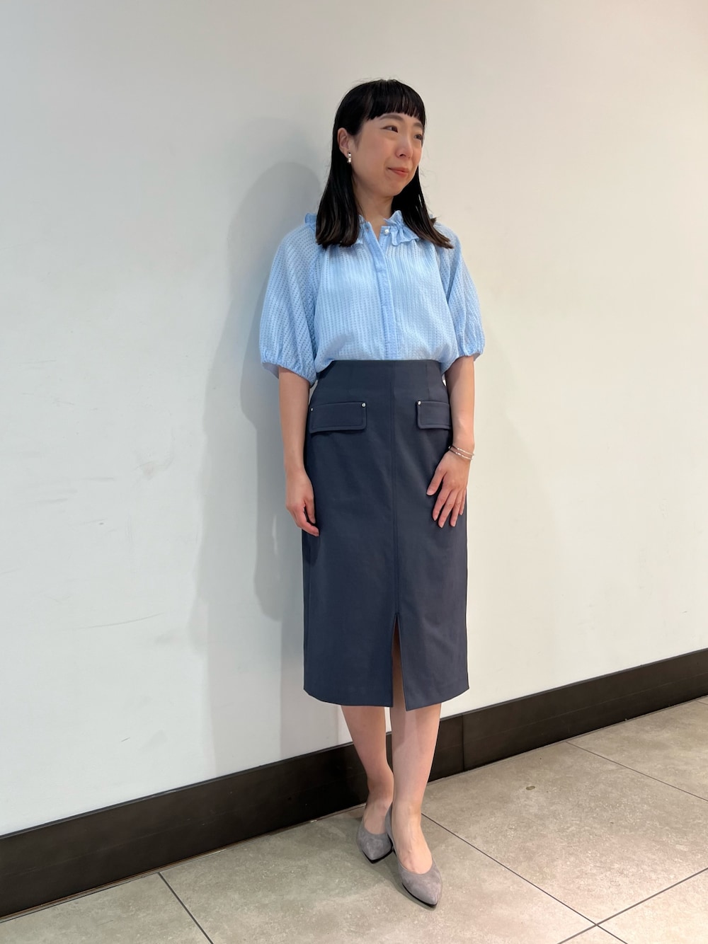 「きれいめカジュアル、シアートップス、大人ファッション、おでかけコーデ、大人コーデ、大人ガーリー、夏服、30代コーデ、夏服コーデ、甘めカジュアル、ブルーコーデ、通勤コーデ、お仕事コーデ、お仕事、オフィススタイル」｜「grace grace の【grace grace/グラスグラス】ニュアンスG型イヤリング（イヤリング、シルバー系）」を使った、Ishibashiさん（骨格ウェーブ・レディース・158cm）の春コーディネートの1枚目の写真