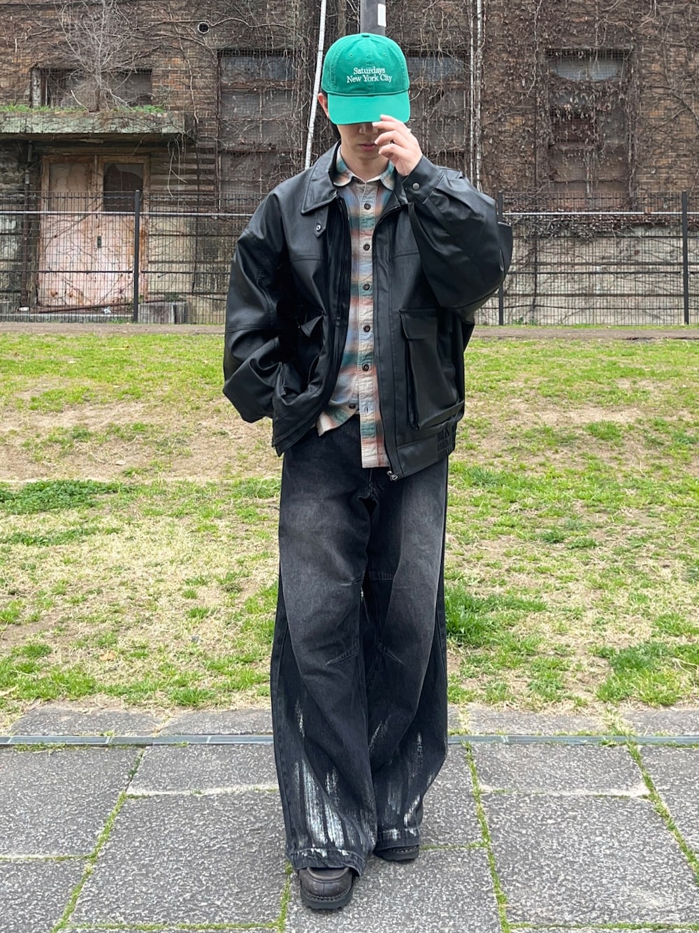 「春めき満開コーデ、ジャケット、春色、オトナカジュアル、カジュアルコーデ、メンズファッション、春、ストリートコーデ、古着、ブラックデニム、カジュアルスタイル、低身長コーデ、プチプラコーデ、春アウター、ビッグシルエット」｜「Saturdays GolfのWashed cap（キャップ、グリーン系）」を使った、taiyoさん（メンズ・166cm）の春コーディネートの1枚目の写真