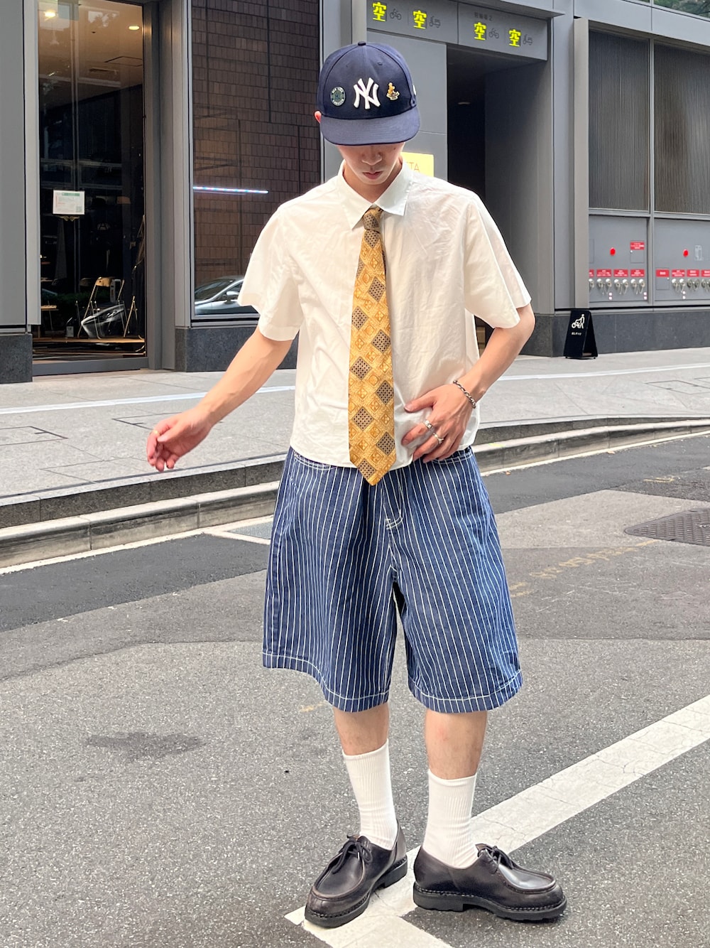 「夏ルックで気分アップ、夏コーデ、大人コーデ、お出かけコーデ、半袖、シルバーアクセサリー、ストリート、キレイめカジュアル、夏服コーデ、メンズコーデ、古着コーデ、古着、短パン、海外系ファッション、さわやか」｜「ParabootのParaboot MICHAEL レザーシューズ（ドレスシューズ、ブラック系）」を使った、taiyoさん（メンズ・166cm）の夏コーディネートの1枚目の写真