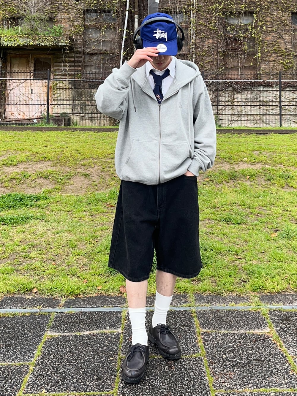 「ハーフパンツ、キレイめカジュアル、爽やかコーデ、パーカー、ブラック、リラックススタイル、デニム、シャツコーデ、outfit、気温15度から19度、キャップコーデ、低身長コーデ、春服、低身長ファッション、シャツスタイル」｜「STUSSYのアイテム（キャップ、ブルー系）」を使った、taiyoさん（メンズ・166cm）の春コーディネートの1枚目の写真
