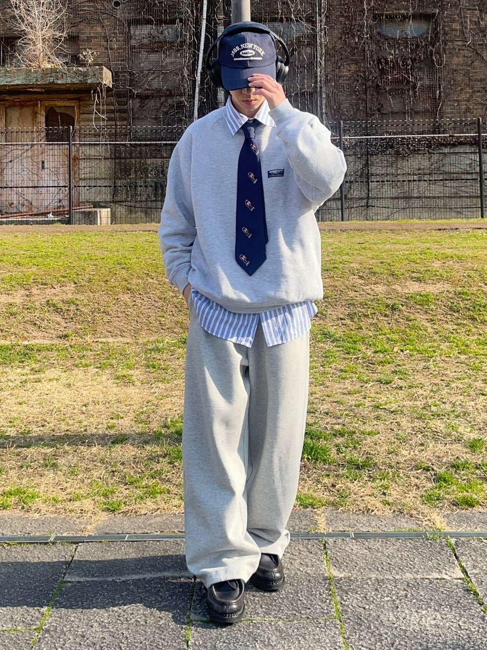 「春めき満開コーデ、古着MIX、春コーデ、大人カジュアル、春服、大人コーデ、レイヤードスタイル、シンプルコーデ、ストリートコーデ、休日スタイル、今日のコーデ、お出かけコーデ、セットアップ、ストライプシャツ、スウエットパンツ」｜「MANGROVEの１９８９ロゴ刺繍キャップ（キャップ、ブルー系）」を使った、taiyoさん（メンズ・166cm）の春コーディネートの1枚目の写真