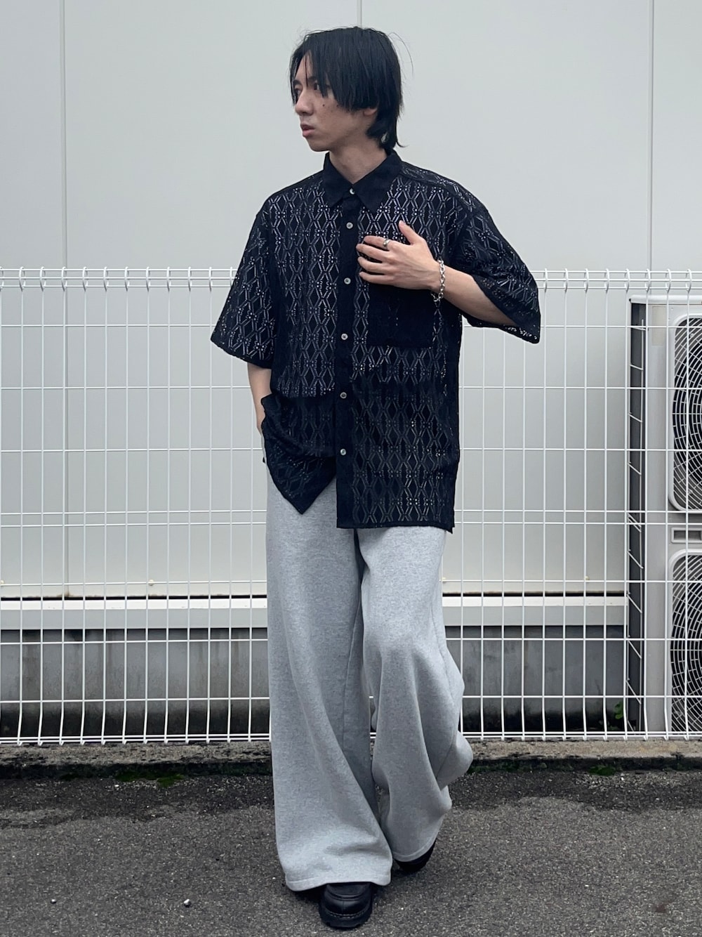 「大人カジュアル、メンズファッション、春コーデ、きれいめカジュアル、シンプル、シャツスタイル、低身長コーデ、春服、メンズコーデ、オーバーサイズ、キレイめ、韓国ファッション、モノトーンコーデ、ローファー、ビッグシルエット」｜「CALLNEの【CALLNE】 Brushed lining Widestraight Sweatpants / 裏起毛ワイドストレートスウェットパンツ（スウェットパンツ、グレー系）」を使った、taiyoさん（メンズ・166cm）の春コーディネートの1枚目の写真