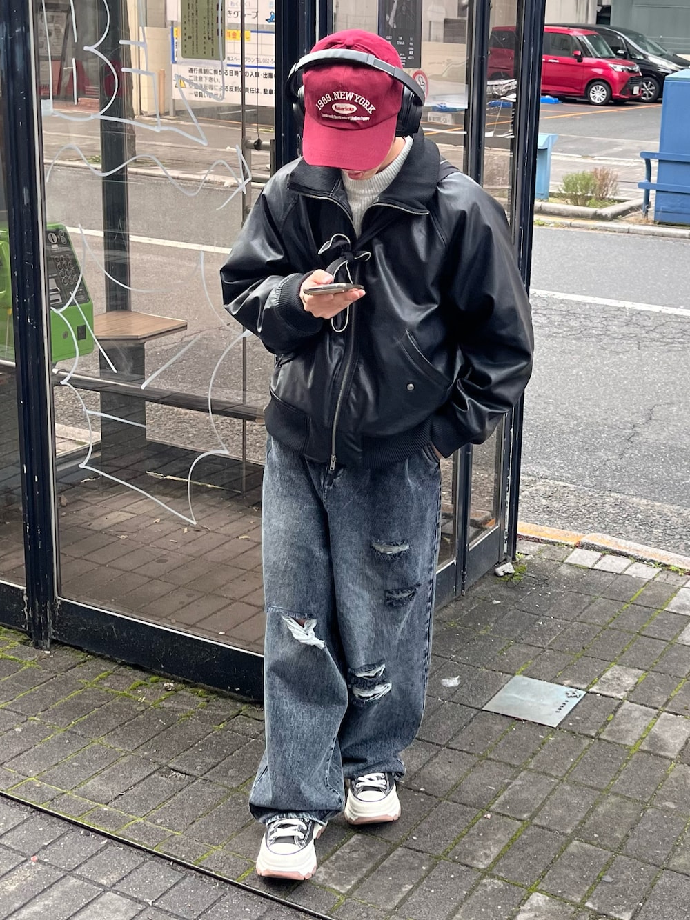 「冬を彩る色いろコーデ、シンプル、冬のコーデ、デニムパンツ、ストリートコーデ、いいね、save、フォローお願いします🤑、お出かけコーデ、モノトーンコーデ、韓国ファッション、差し色コーデ、黒コーデ、デニムコーデ、メンズファッション、レザージャケット、ストリートファッション」｜「Alfred Alexの【Alfred Alex】リブハイネック シンセティックレザー ビッグフライトジャケット/ショートブルゾン（ブルゾン、ブラック系）」を使った、taiyoさん（メンズ・166cm）の冬コーディネートの1枚目の写真