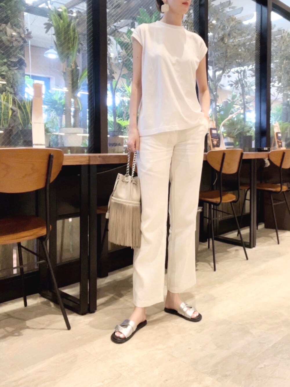 ホワイト系のTシャツ/カットソー、ベージュ系のショルダーバッグ、シルバー系のシューズを着用したレディースの夏コーディネートの1枚目の写真