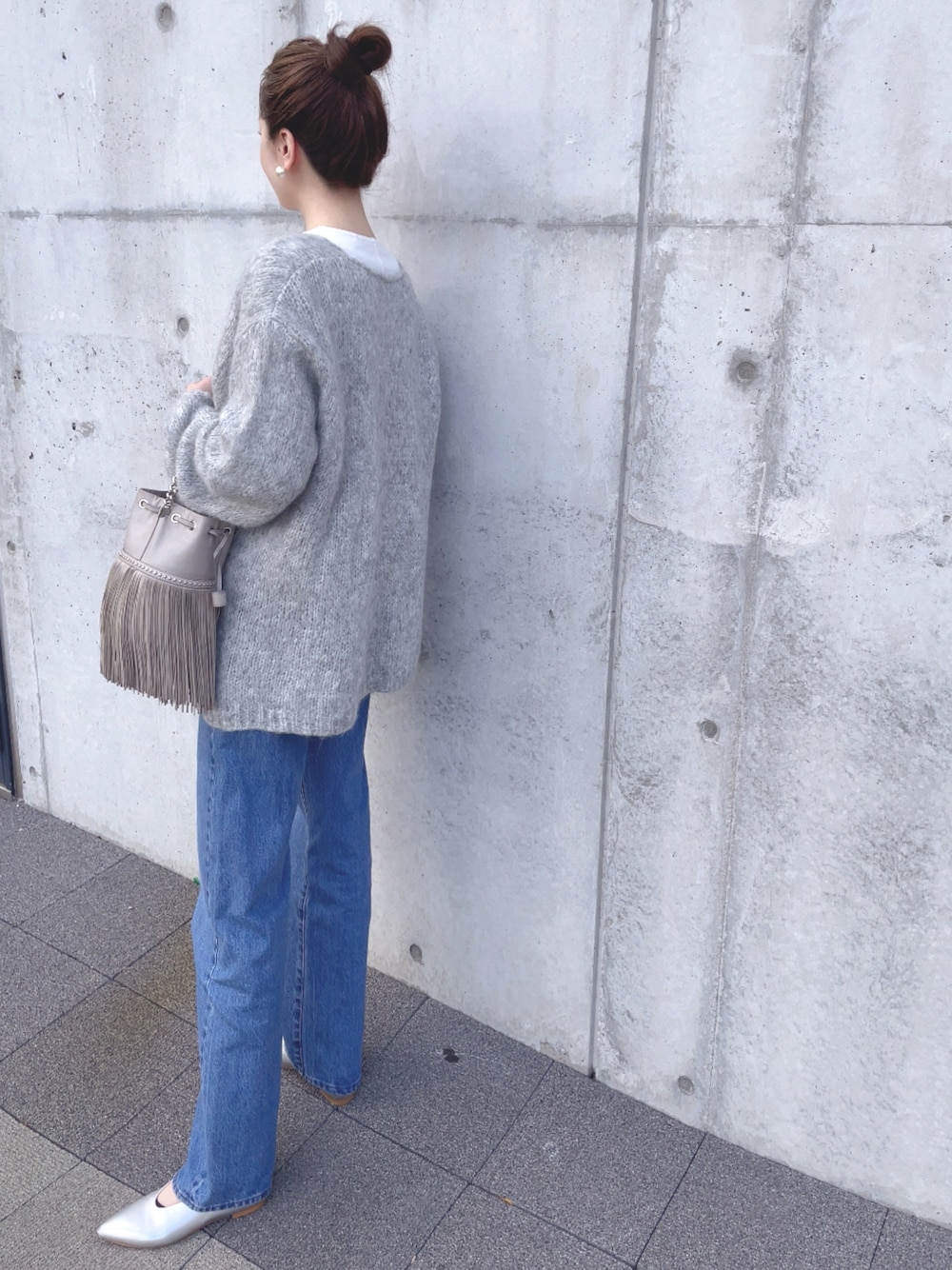 グレー系のカーディガン/ボレロ、ベージュ系のショルダーバッグ、シルバー系のその他シューズを着用したレディースの秋コーディネートの1枚目の写真