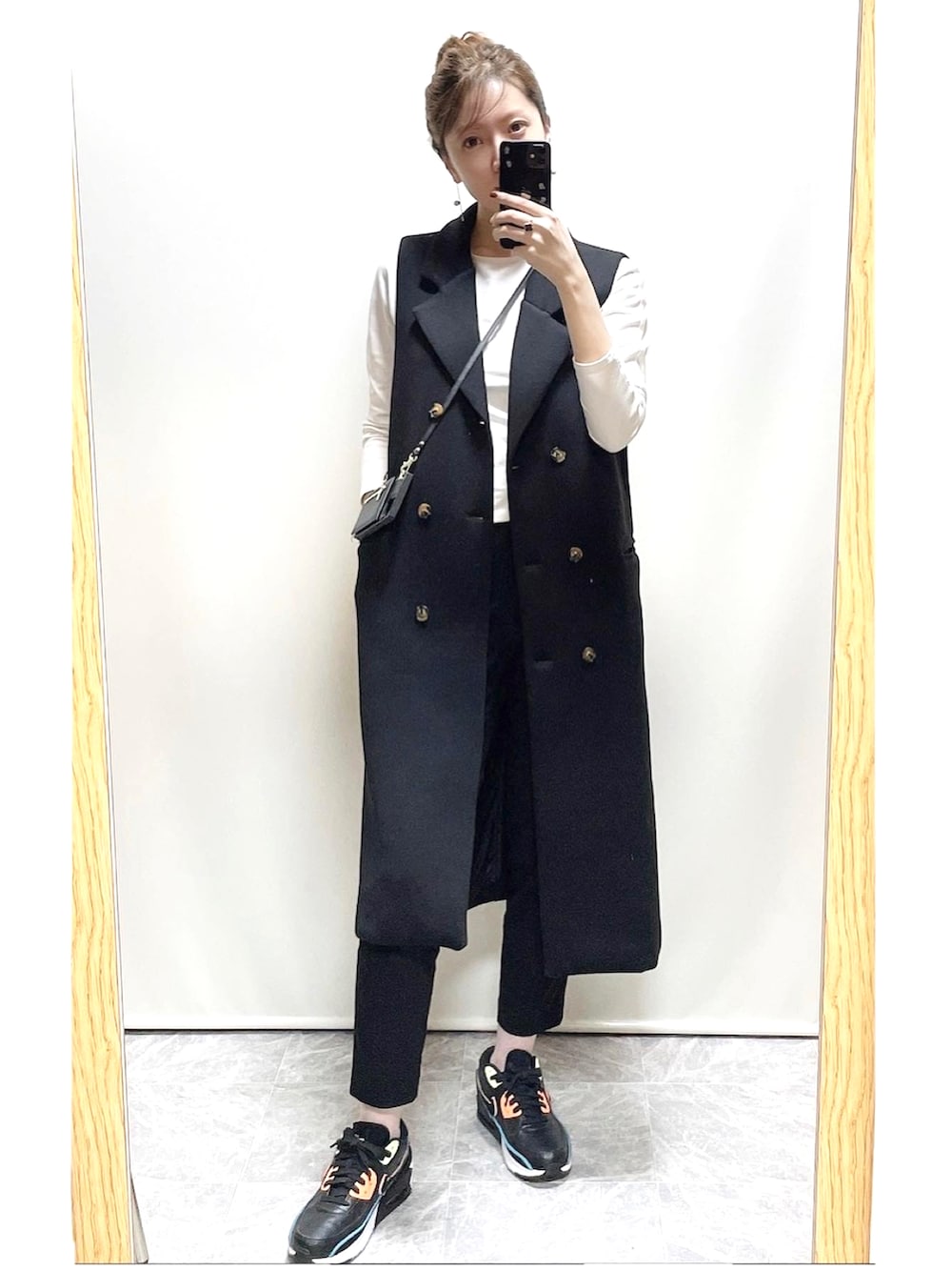「モノトーン、春色、今日のコーデ、シンプルコーデ、ジレ、ベスト、ユニクロ、スニーカー、ナイキ、春コーデ、大人カジュアル、パンツスタイル、韓国ファッション、outfit」｜「NIKEのアイテム（スニーカー、ブラック系）」を使った、33aayさん（レディース・166cm）の春コーディネートの1枚目の写真