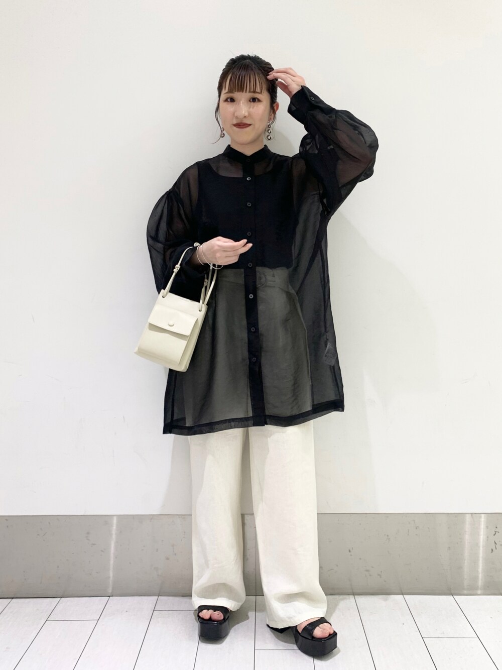 「休日コーデ、シンプル、低身長コーデ、パンツコーデ、サンダル、骨格ウェーブ、シャツスタイル、夏コーデ、シアートップス、ワイドパンツ、厚底サンダル、ショルダーバッグ、アパレルスタッフ、ローリーズファーム(LOWRYS FARM)、モノトーンコーデ」｜「LOWRYS FARMのストラップフウサンダル　964190（サンダル、ブラック系）」を使った、ayakaさん（レディース・154cm）の夏コーディネートの1枚目の写真