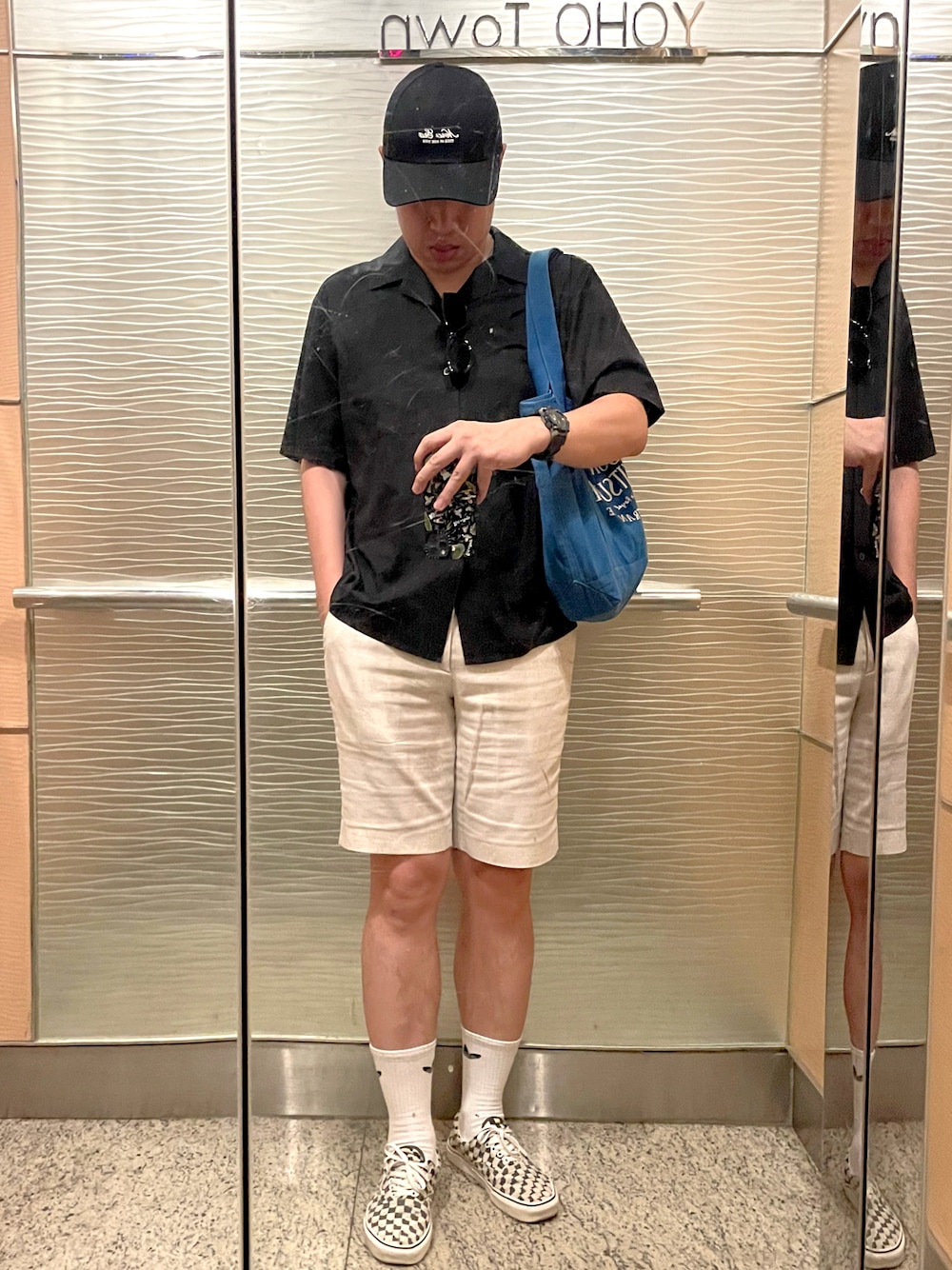 「VANSのアイテム（スニーカー、ホワイト系）」を使った、Steven Chanさん（メンズ・180cm）の夏コーディネートの1枚目の写真