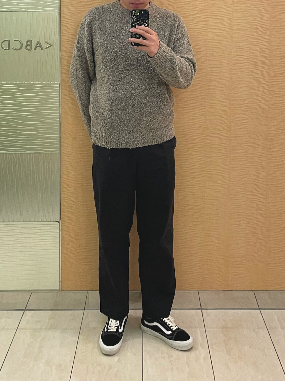 「ZARA MANのアイテム（ニット/セーター、ベージュ系）」を使った、Steven Chanさん（メンズ・180cm）の春コーディネートの1枚目の写真