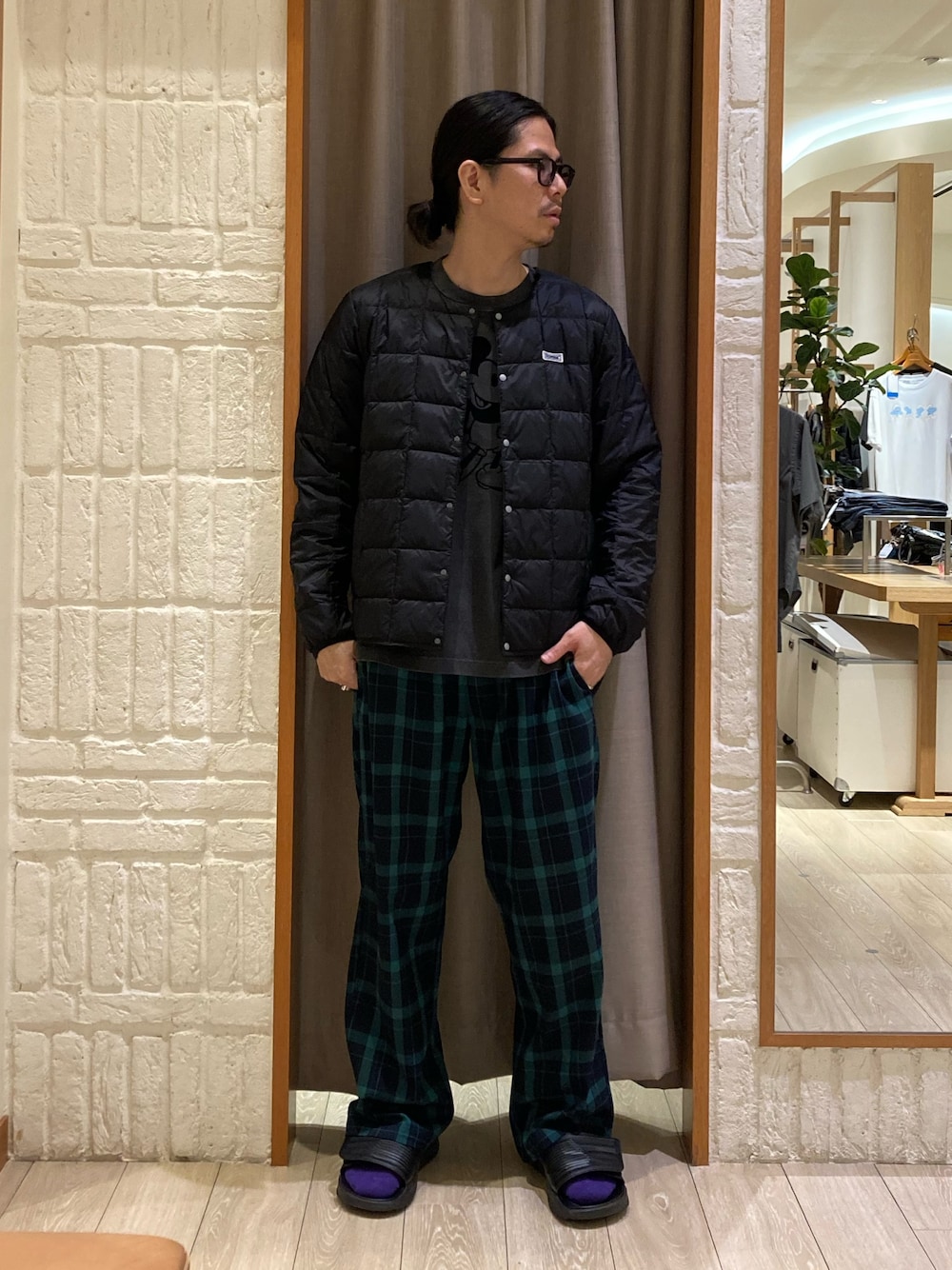 ブラック系のダウンジャケット/コート、ブラック系のTシャツ/カットソー、グリーン系のその他パンツを着用したメンズの秋コーディネートの1枚目の写真