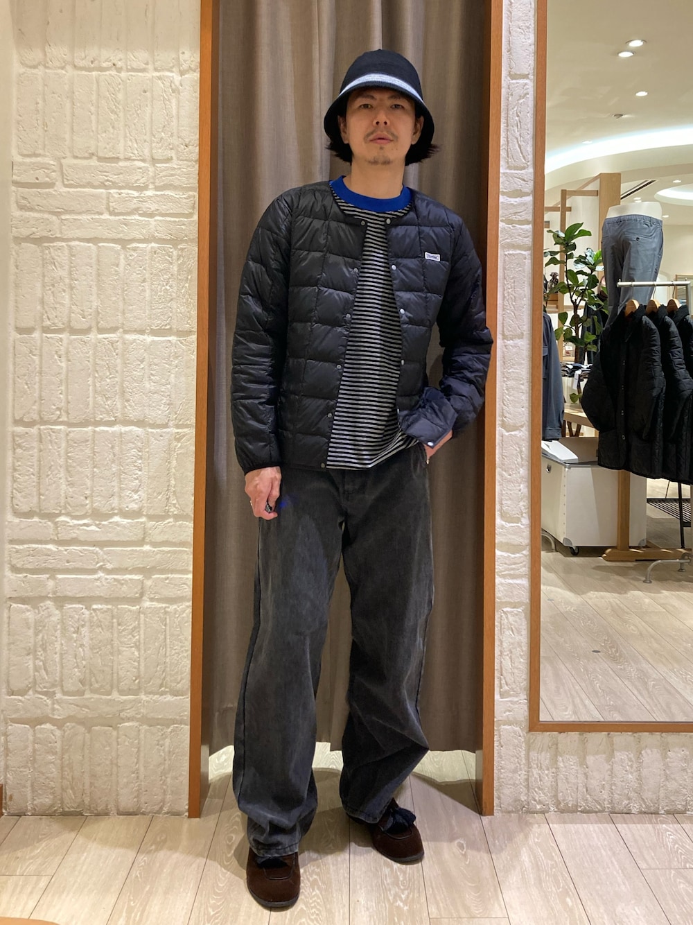 ブラック系のダウンジャケット/コート、グレー系のその他パンツ、ブラック系のTシャツ/カットソーを着用したメンズの秋コーディネートの1枚目の写真