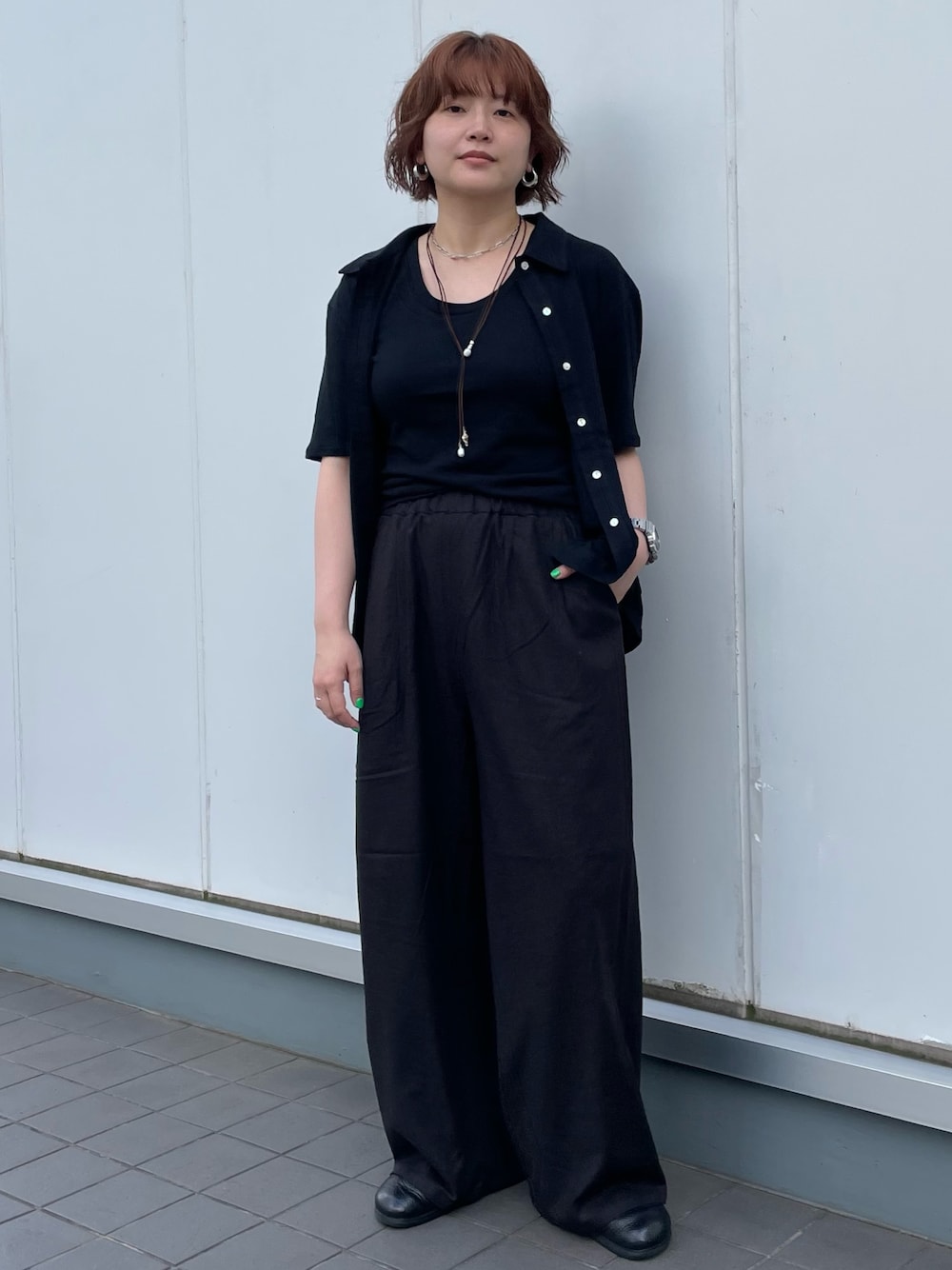 ブラック系のカーディガン/ボレロ、ブラック系のタンクトップ、ブラック系のその他パンツを着用したレディースの夏コーディネートの1枚目の写真