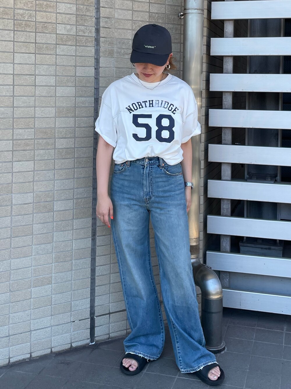 ホワイト系のTシャツ/カットソー、ブルー系のデニムパンツ、グレー系のキャップを着用したレディースの夏コーディネートの1枚目の写真