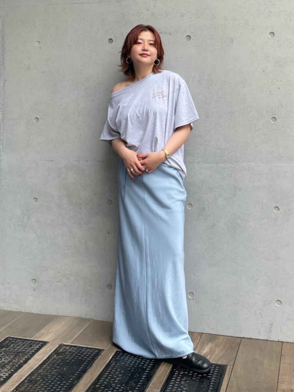 グレー系のTシャツ/カットソー、ブルー系のスカートを着用したレディースの夏コーディネートの1枚目の写真