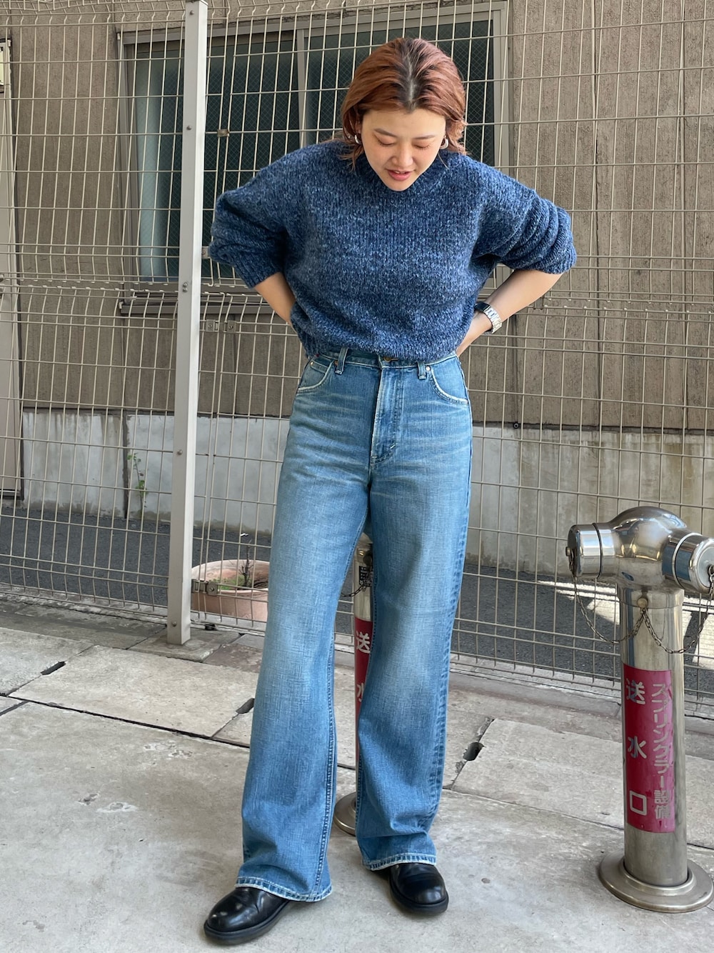 ブルー系のニット/セーター、ブルー系のデニムパンツを着用したレディースの秋コーディネートの1枚目の写真