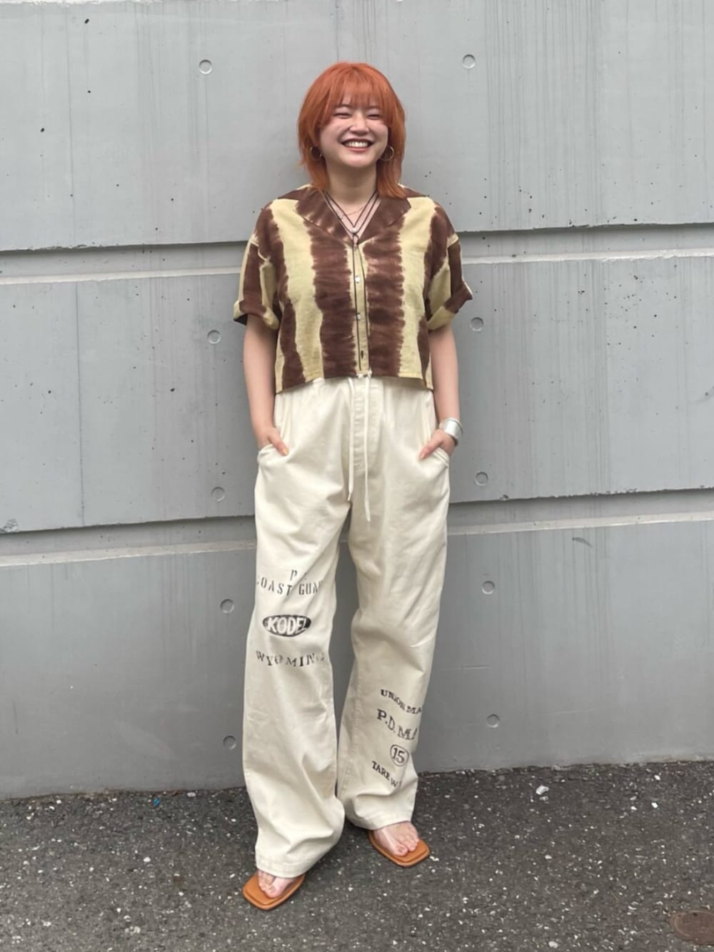 ブラウン系のシャツ/ブラウス、ホワイト系のその他パンツ、その他のサンダルを着用したレディースの夏コーディネートの1枚目の写真