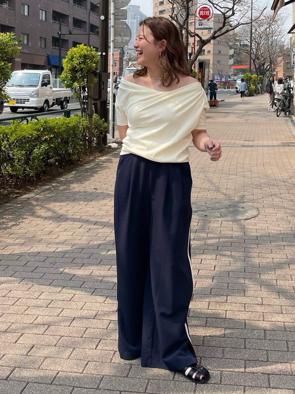 ホワイト系のTシャツ/カットソー、ブルー系のその他パンツ、ブラック系のサンダルを着用したレディースの春コーディネートの1枚目の写真