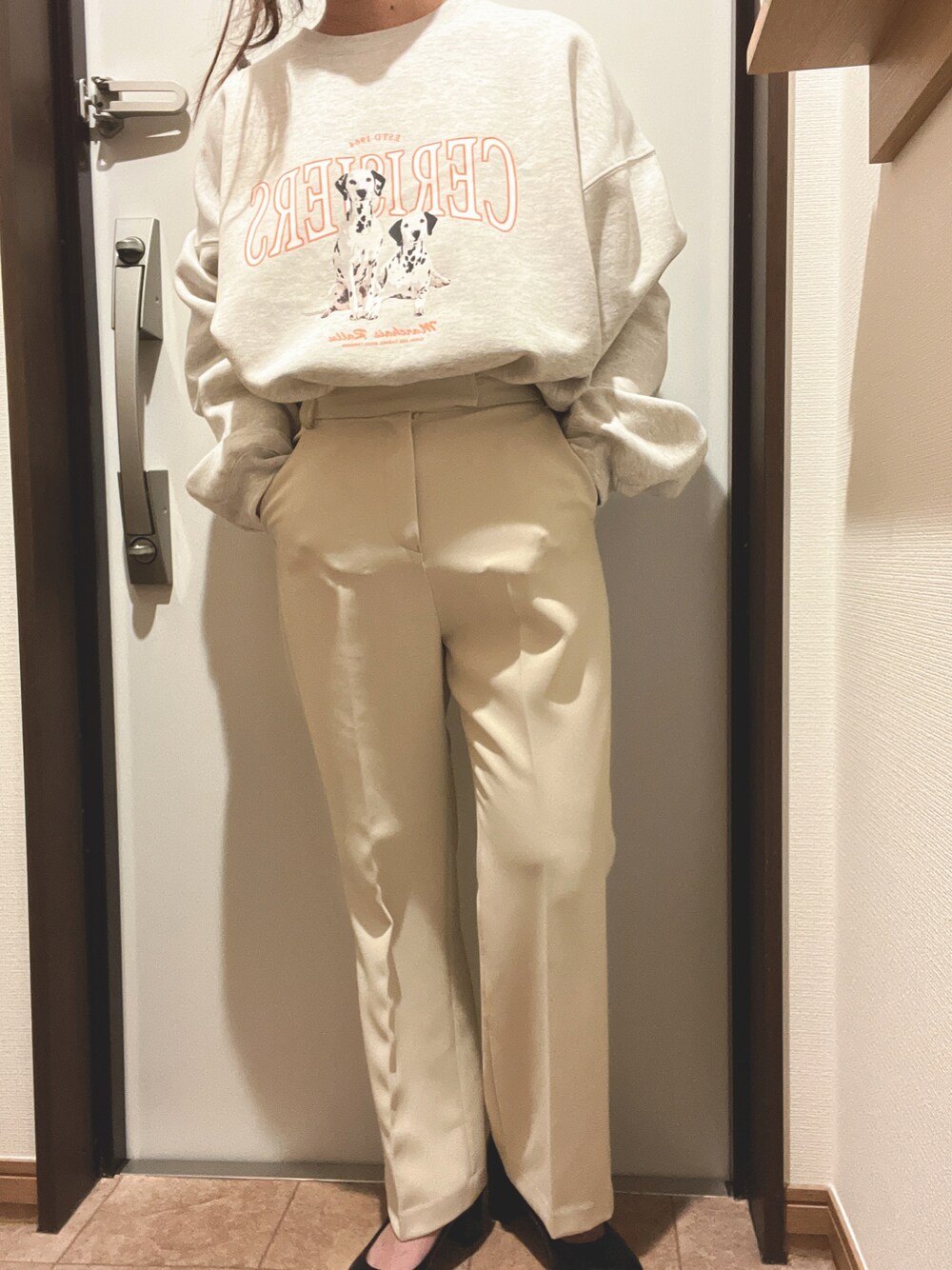 「春コーデ、春、春先取り、スウェット、ホワイトパンツ、フレアパンツ、楽チンコーデ、カジュアルコーデ、リラックススタイル、プチプラ、ラクチンコーデ、カラーパンツ、シンプルコーデ、休日コーデ、ビッグシルエット」｜「DISCOATのアニマルグラフィックビッグスウェット（スウェット、ベージュ系）」を使った、ちゃそさん（レディース・153cm）の冬コーディネートの1枚目の写真