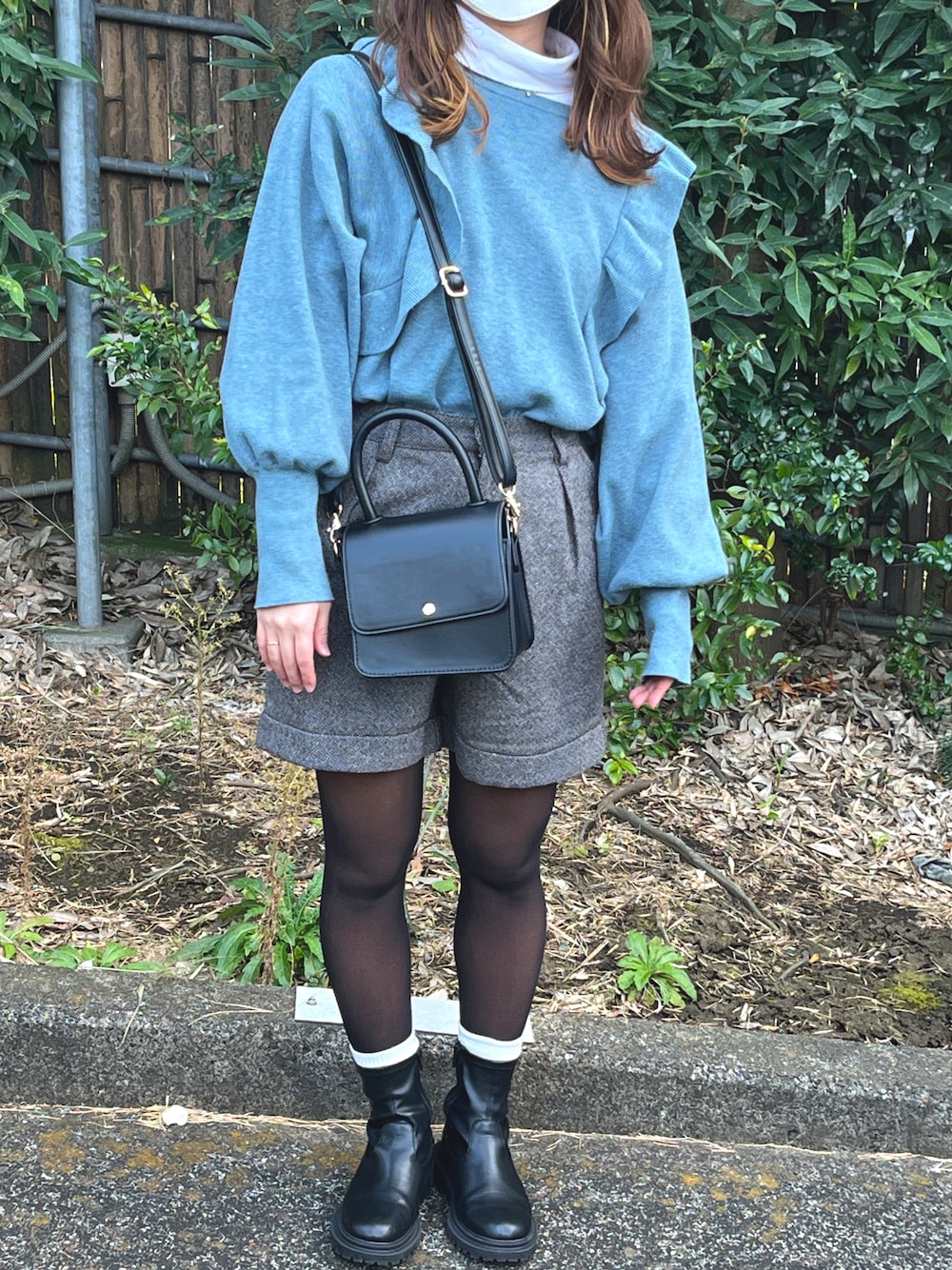 「ショートパンツ、カラーコーデ、ブルーニット、冬、お出かけコーデ、プチプラコーデ、パンツスタイル、ブーツ、ニットコーデ、カジュアル、低身長、お洒落さんとつながりたい、いいね、save、フォローお願いします🤑、ブルーコーデ、マイベストコーデ2022」｜「CIAOPANICの【CPC SCAMP】フラップハンドルショルダーバッグ（ショルダーバッグ、ブラック系）」を使った、ちゃそさん（レディース・153cm）の冬コーディネートの1枚目の写真