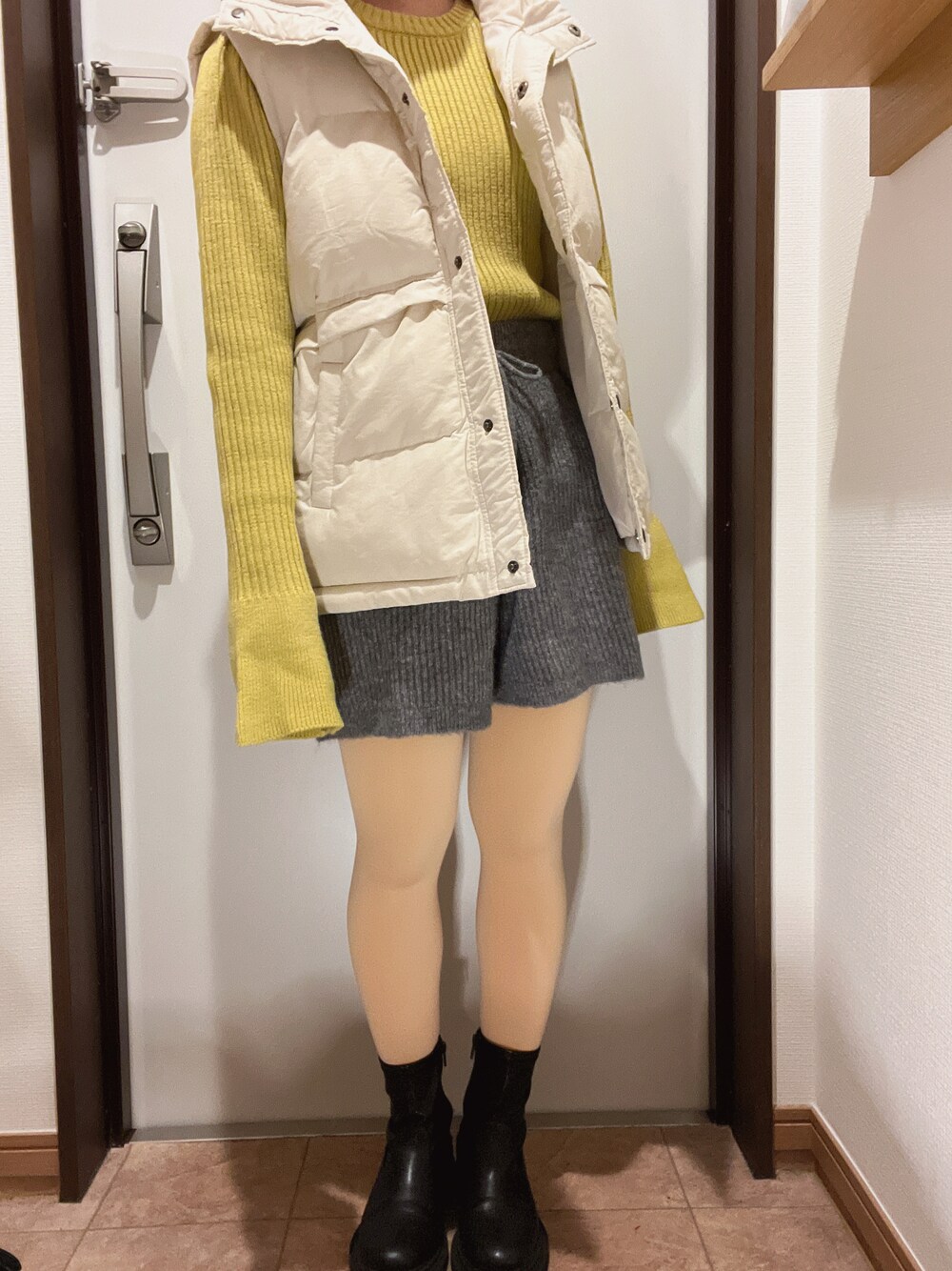 「お洒落さんとつながりたい、私の推しブランド、Kastane、ショートパンツ、ブーツ、カラーニット、ニット、イエロー、いいね、save、フォローお願いします🤑、ダウンベスト、カジュアルコーデ、骨格ウェーブ、冬、オトナカジュアル、ベスト」｜「c.u.lのオーバーサイズ ユニセックス ハイネック中綿ダウンベスト culw261（ダウンベスト、ホワイト系）」を使った、ちゃそさん（レディース・153cm）の冬コーディネートの1枚目の写真