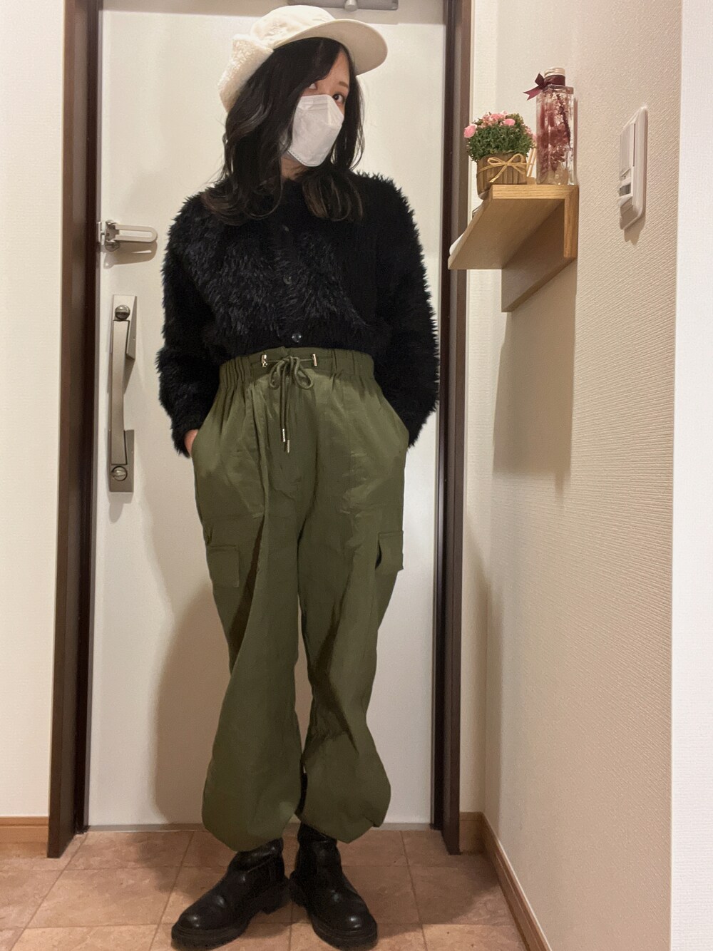 「カジュアルコーデ、ミリタリー、カーゴパンツ、カーディガン、カーキ、黒、キャップ、ブーツ、春コーデ、春、着回しコーデ、カジュアル、シンプルコーデ、GU、GRL」｜「GRLのアイテム（カーゴパンツ、グリーン系）」を使った、ちゃそさん（レディース・153cm）の冬コーディネートの1枚目の写真
