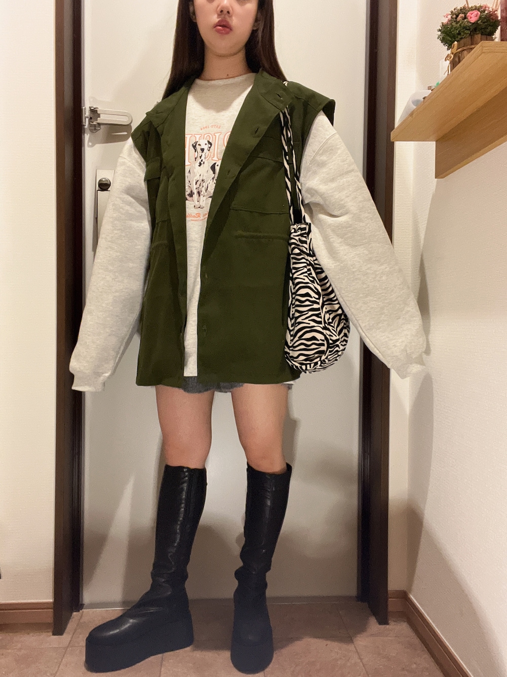「私の推しブランド、Discoat、お洒落さんとつながりたい、春先取り、スウェット、ベスト、ミリタリー、カーキ、オトナカワイイ、リラックススタイル、オトナカジュアル、カジュアルコーデ、デートコーデ、ブーツ、ビッグシルエット」｜「DISCOATのアニマルグラフィックビッグスウェット（スウェット、ベージュ系）」を使った、ちゃそさん（レディース・153cm）の冬コーディネートの1枚目の写真