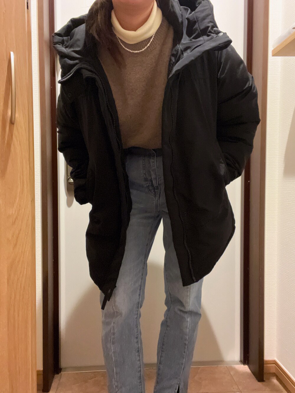 「カジュアル、オトナ女子、冬、お洒落さんとつながりたい、ニット、デニム、プチプラ、あったかコーデ、タートルネック、ビッグシルエット、GU、休日スタイル、ダウンジャケット、ラクチンコーデ、大人カジュアル」｜「niko and...のエアコンダウン配色ブルゾン（ダウンジャケット/コート、ブラック系）」を使った、ちゃそさん（レディース・153cm）の冬コーディネートの1枚目の写真