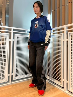 「adidas（アディダス）のサッカー日本代表 2026 ホーム レプリカ ユニフォーム / adidas（Tシャツ/カットソー）」を使った、りほさん（レディース・165cm）の秋コーディネート
