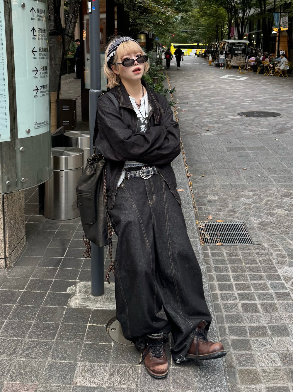 ブラック系のデニムジャケット、ブラック系のデニムパンツ、ブラック系のショルダーバッグを着用したレディースの秋コーディネートの1枚目の写真