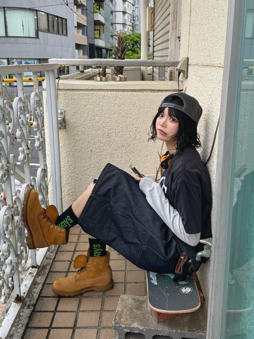 ブラウン系のブーツ、ブルー系のデニムパンツ、ブラック系のTシャツ/カットソーを着用したレディースの秋コーディネートの1枚目の写真