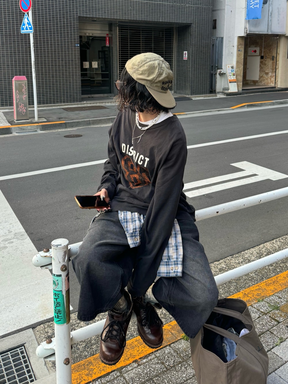 「ハーフパンツ、春服、ゆるシルエット、トレンド、アウトドアスタイル、デニム、シャツスタイル、レイヤードスタイル、ストリート、古着、WEARタイアップ、street、ootd、outfit」｜「POLeRのアイテム（キャップ、グリーン系）」を使った、ごまだれさん（骨格ウェーブ・レディース・162cm）の春コーディネートの1枚目の写真