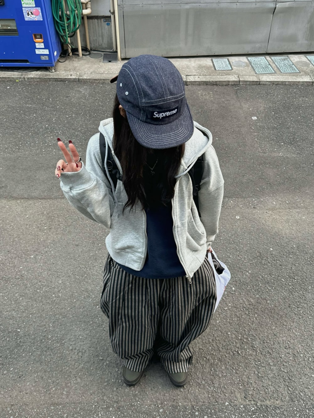 「ストライプパンツ、パーカー、シティーボーイ、シティガール、city、ラフ、休日、韓国ファッション、海外系ファッション、春服、春コーデ」｜「Supreme のアイテム（キャップ、ブルー系）」を使った、ごまだれさん（骨格ウェーブ・レディース・162cm）の春コーディネートの1枚目の写真