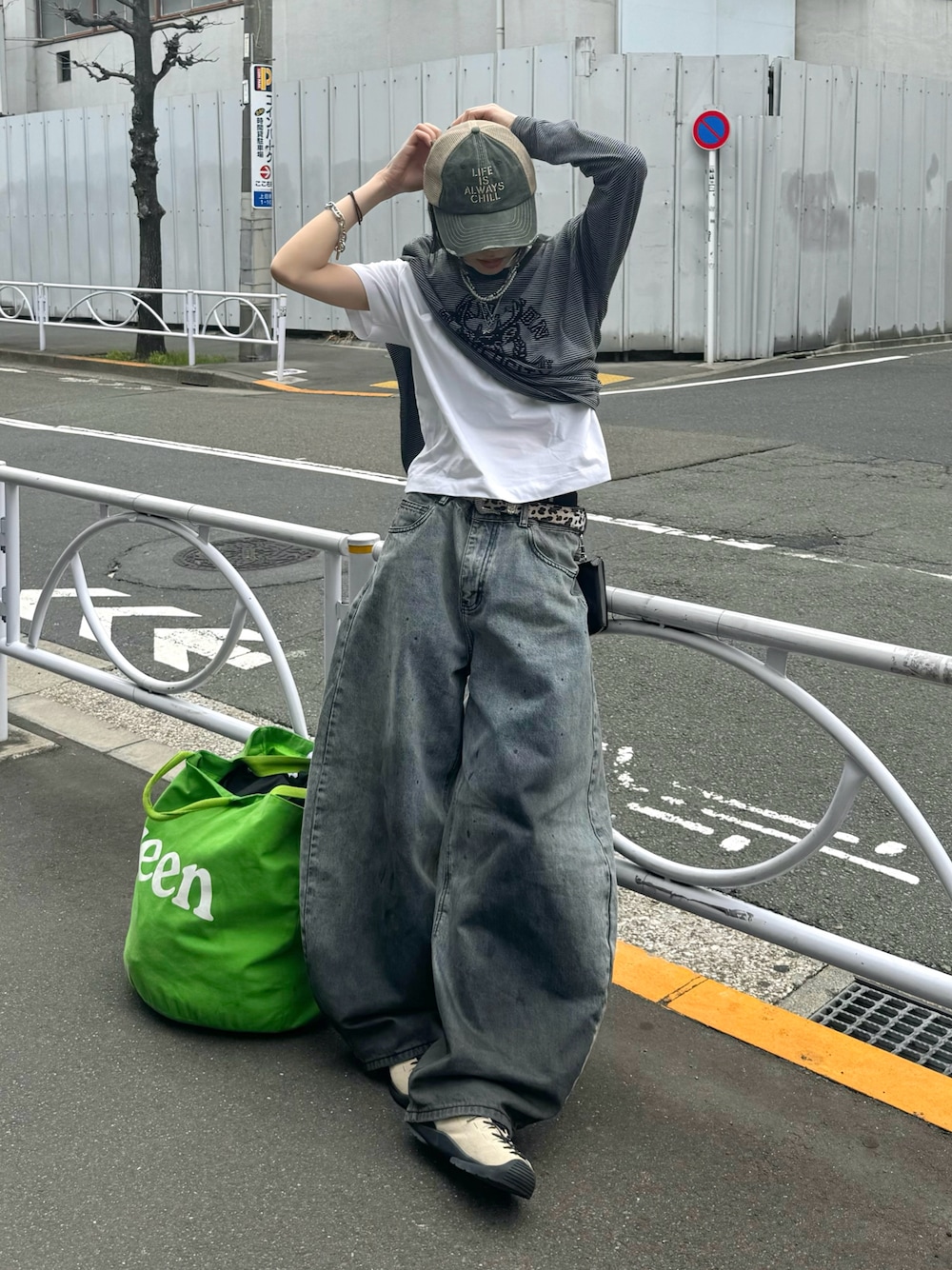 「古着MIX、最近のいい感じコーデ、春、夏、デニムコーデ、レイヤード、ストリート、海外系ファッション、WEARタイアップ」｜「YOLOのアイテム（デニムパンツ、ブルー系）」を使った、ごまだれさん（骨格ウェーブ・レディース・162cm）の春コーディネートの1枚目の写真