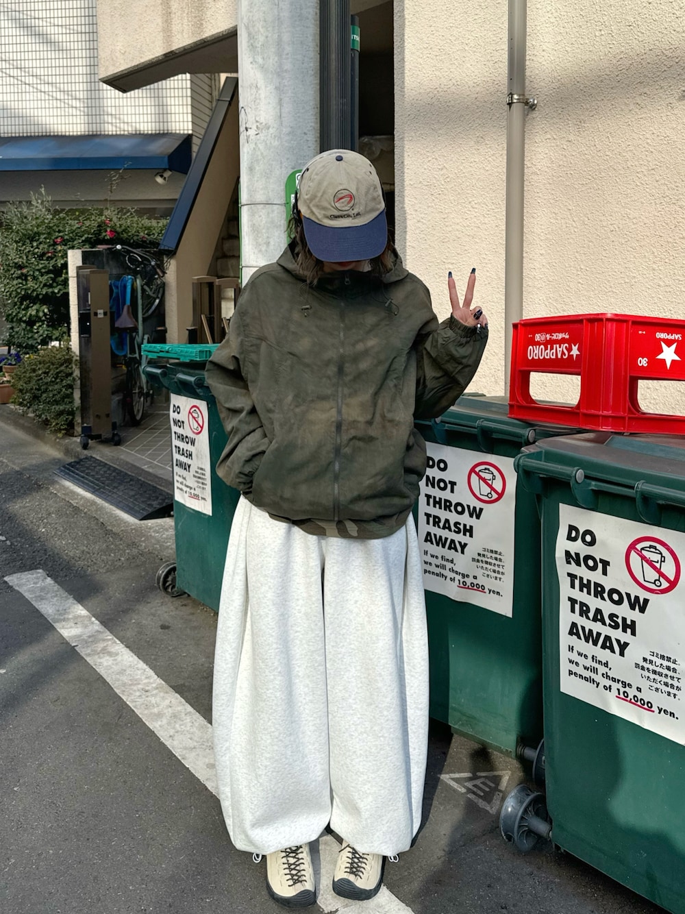 「春服、ゆるコーデ、シンプル、キャップ女子、シティーボーイ、アウトドアスタイル、スウェットパンツ、ナイロンジャケット、ストリート」｜「codegraphyのアイテム（ナイロンジャケット、グリーン系）」を使った、ごまだれさん（骨格ウェーブ・レディース・162cm）の春コーディネートの1枚目の写真