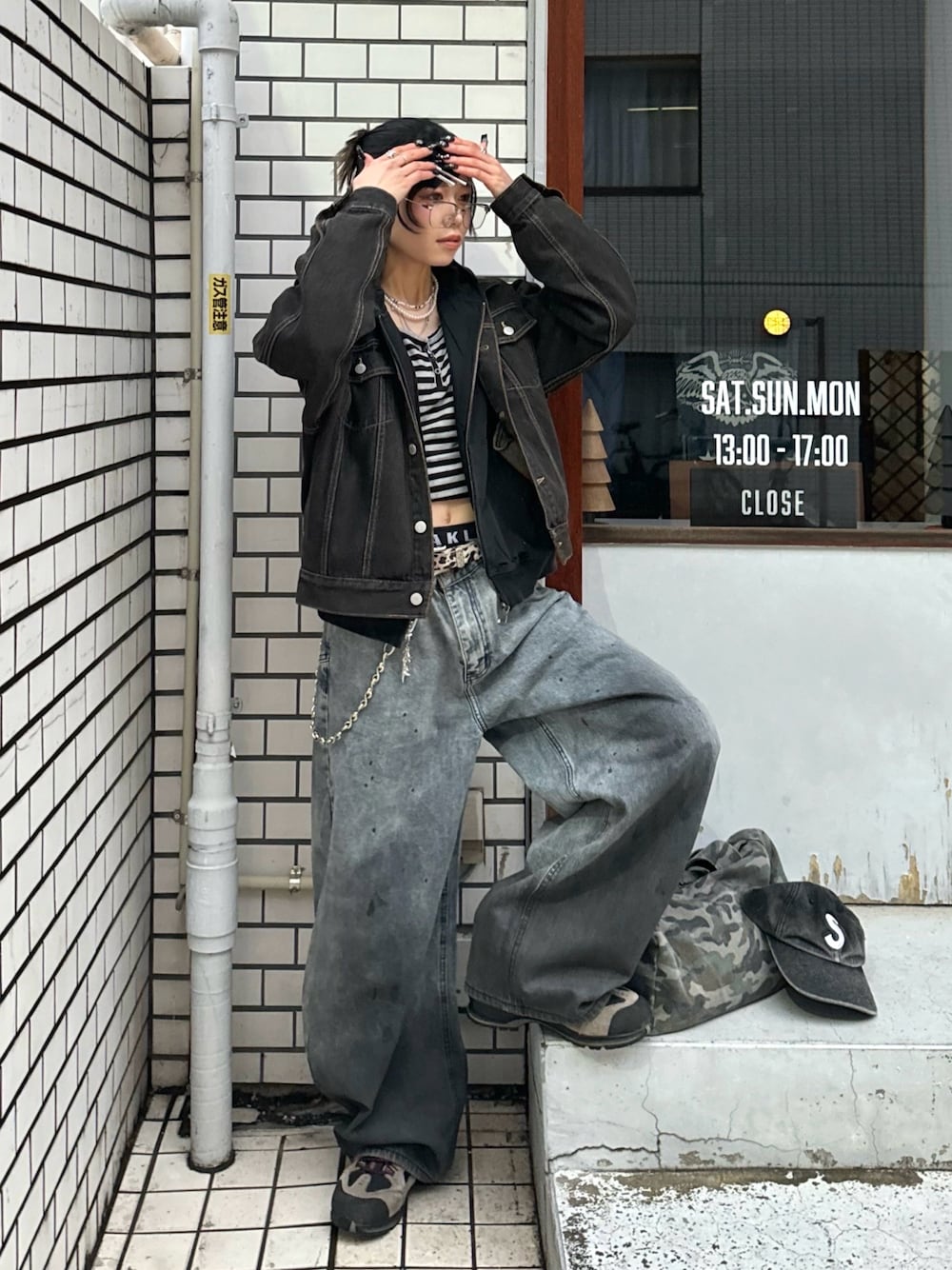 「春めき満開コーデ、春、カジュアルスタイル、ootd、デニム、韓国ファッション、ワイドデニム、パーカー、海外系ファッション、ストリート、シティーボーイ、outfit、street」｜「qs86のアイテム（パーカー、ブラック系）」を使った、ごまだれさん（骨格ウェーブ・レディース・162cm）の春コーディネートの1枚目の写真