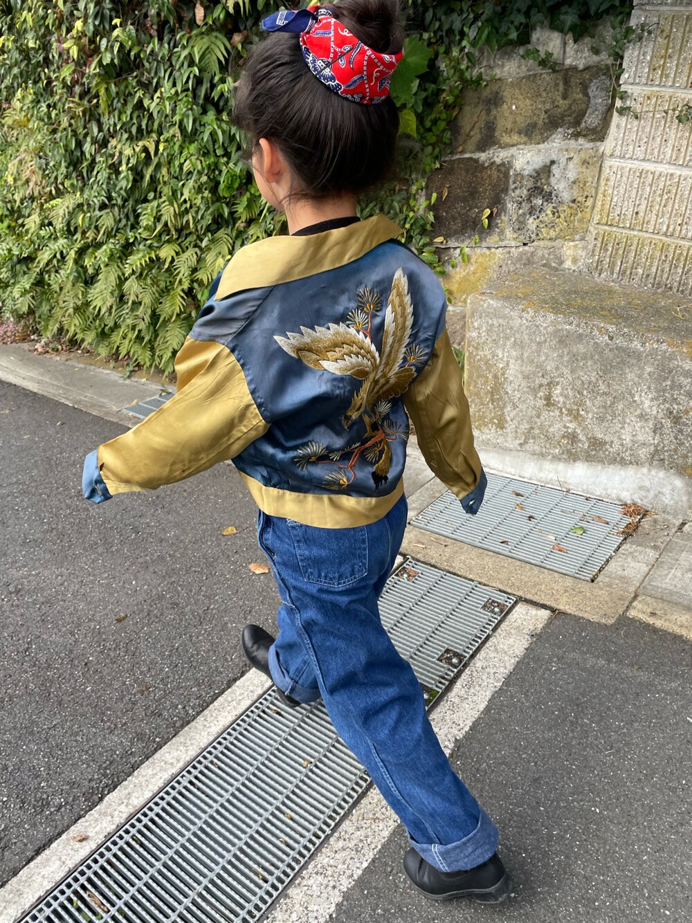 「キッズコーデ、古着、オーバーオール」｜「ビンテージのアイテム（スカジャン、ブルー系）」を使った、yuhmimaさん（キッズ・110cm）の秋コーディネートの1枚目の写真