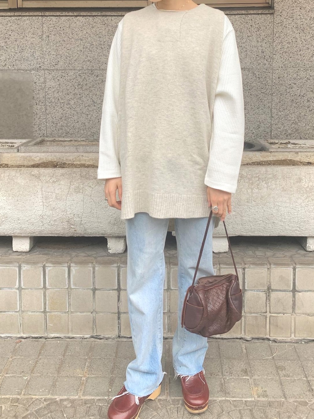 「大人カジュアル、シンプルコーデ、ベスト、デニムパンツ、低身長、カーディガン、オーバーサイズ、プチプラコーデ、ヴィンテージ、カジュアルコーデ、ベージュ、サボ、秋のコーデ、冬コーデ、ニットベスト」｜「MM6 Maison Margielaのアイテム（シューズ、ブラウン系）」を使った、kanaさん（レディース・155cm）の秋コーディネートの1枚目の写真