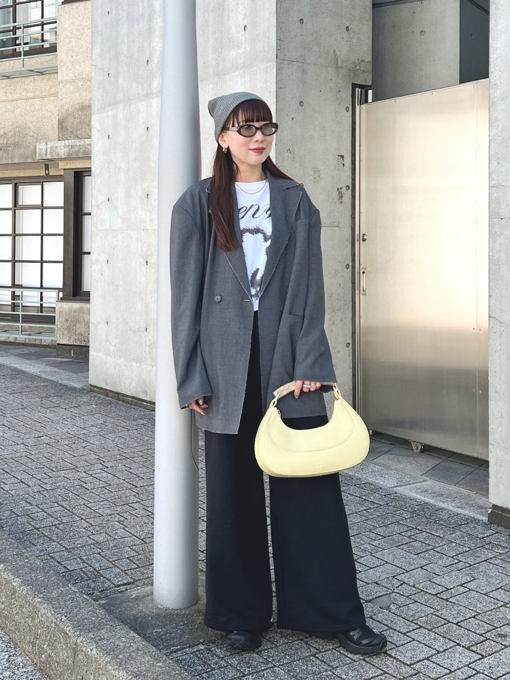 テーラードジャケットにTシャツ、スウェットパンツを合わせたコーデです。骨格ナチュラルのフレーム感によって、オーバーサイズアウターのボリューム感が支えられることで、着られている感のないおしゃれなコーデに仕上がっています。