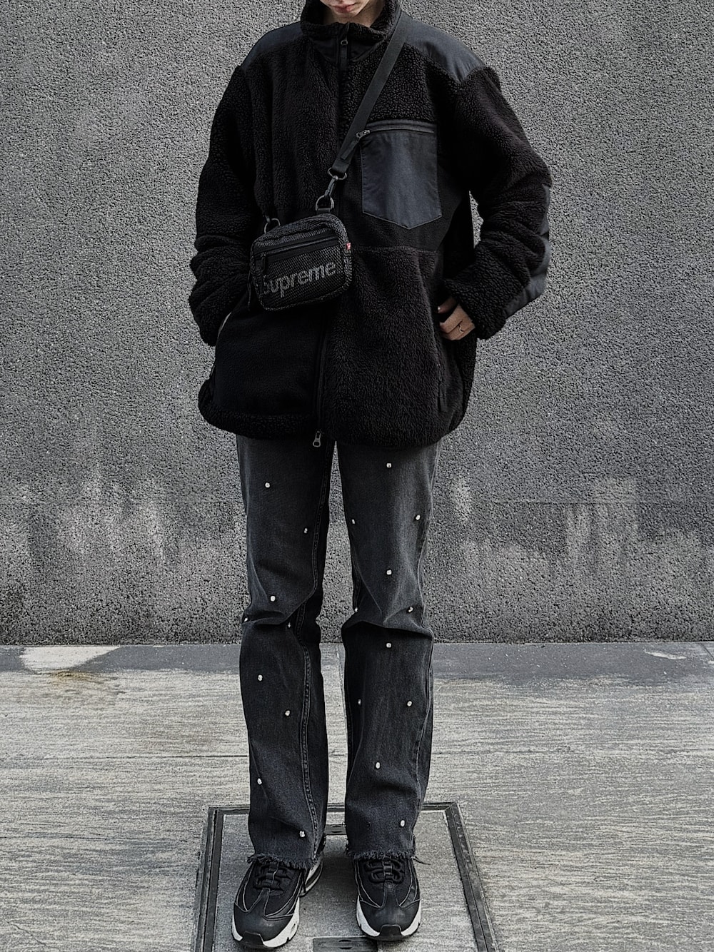 ブラック系のバッグ、ブラック系のブルゾン、ブラック系のデニムパンツを着用したレディースの秋コーディネートの1枚目の写真