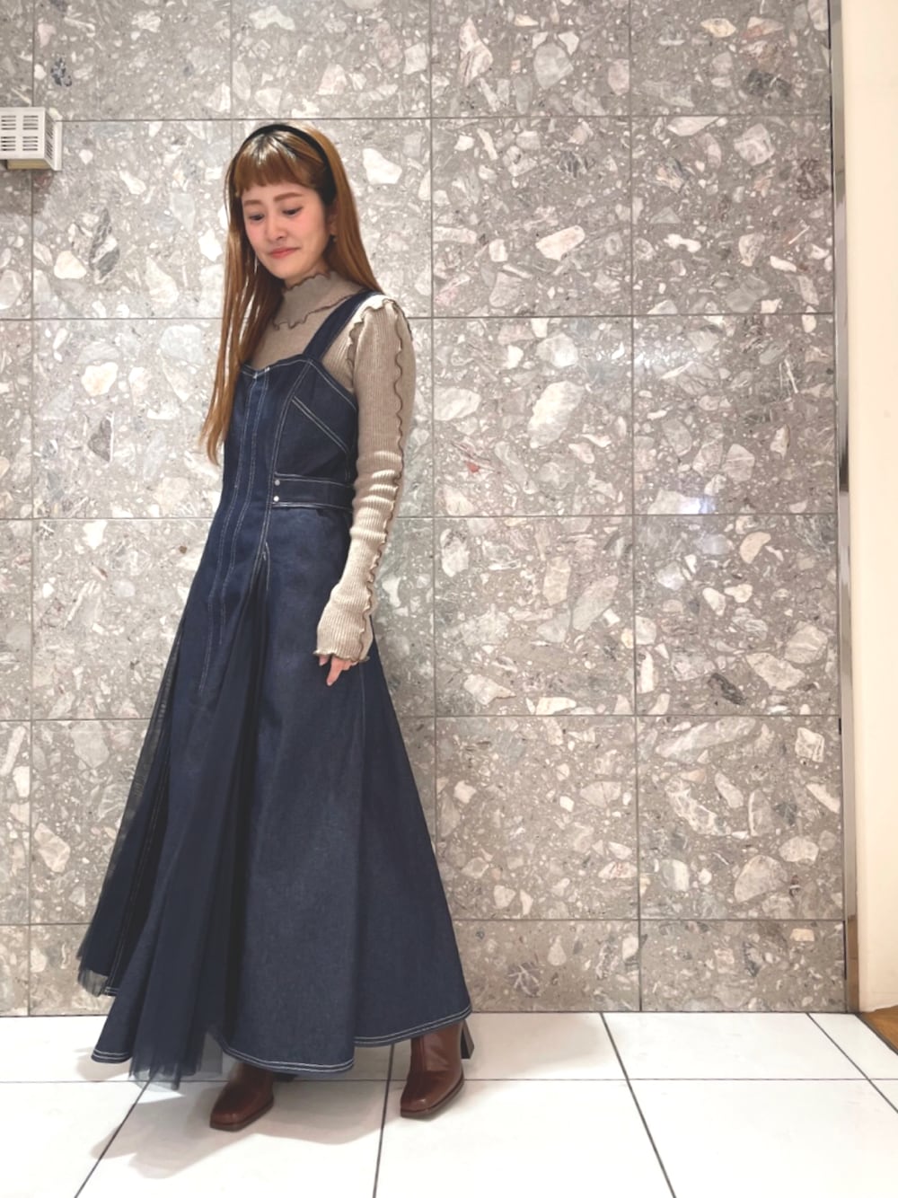 「私の推しブランド、シンプルコーデ、休日スタイル、大人カジュアル、おしゃれさんと繋がりたい、春コーデ、低身長、春カラー、お出かけコーデ、ショートブーツ、大人コーデ、デニムワンピース、デニム」｜「RANDAのデニムロングワンピース（ワンピース、ブルー系）」を使った、kinoさん（レディース・155cm）の冬コーディネートの1枚目の写真