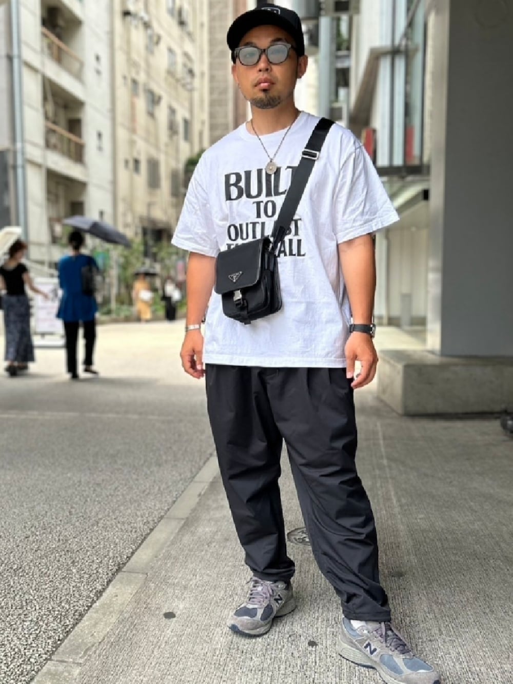 「夏コーデ、夏、ニューバランス、モノトーン、モノトーンコーデ、スニーカーコーデ、スニーカー、キャップ、Tシャツ、ロゴT、サングラス、ショルダーバッグ、ストリート、ストリートコーデ、このスタイルがお気に入り」｜「NEIGHBORHOODのアイテム（キャップ、ブラック系）」を使った、ネイバーフッド(相互フォロー)さん（メンズ・166cm）の夏コーディネートの1枚目の写真