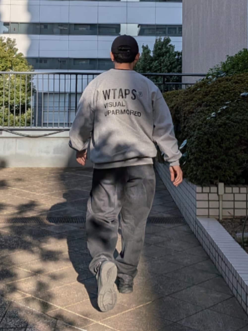 WTAPSのスウェット（グレー系）を使った人気ファッション