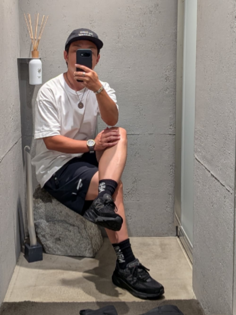 ブラック系のスニーカー、ブラック系のその他パンツ、ホワイト系のTシャツ/カットソーを着用したメンズの秋コーディネートの1枚目の写真