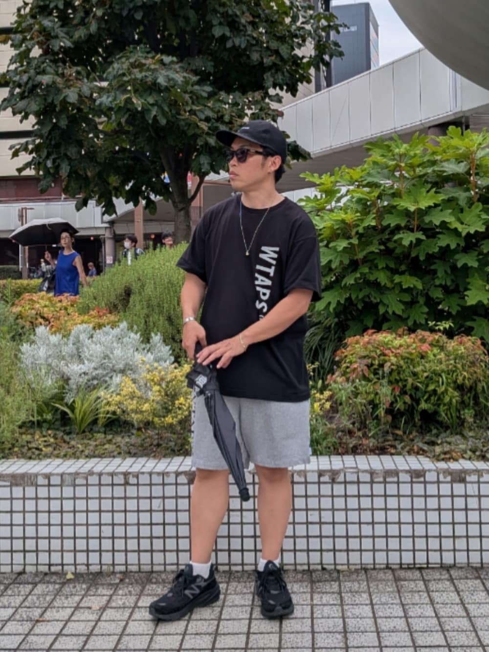 ブラック系のTシャツ/カットソー、グレー系のスウェットパンツ、ブラック系のスニーカーを着用したメンズの秋コーディネートの1枚目の写真