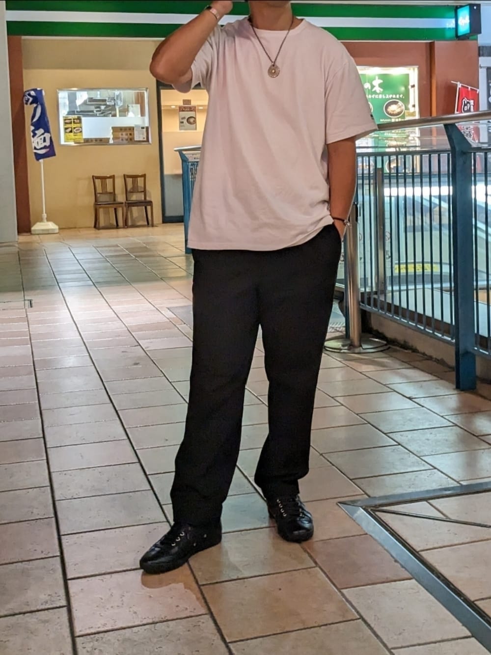 「スラックス、シンプル、シンプルコーデ、低身長コーデ、キレイめ、おでかけコーデ、ユニクロ、UNIQLO、白Tシャツ、スニーカー、スニーカーコーデ、モノトーン、モノトーンコーデ、きれいめカジュアル、低身長」｜「goro'sのメタル中/金メタル大/細丸チェーン（ネックレス、シルバー系）」を使った、ネイバーフッド(相互フォロー)さん（メンズ・166cm）の秋コーディネートの1枚目の写真